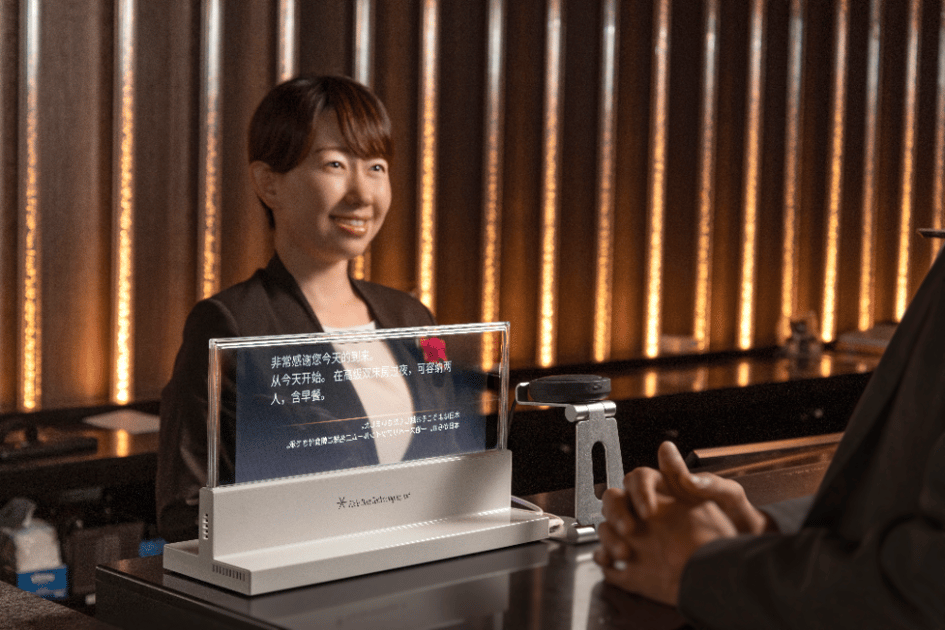 【導入事例 : 三井不動産ホテルマネジメント】顔が見えるリアルタイム翻訳『VUEVO Display』でホテル現場に安心とおもてなしを